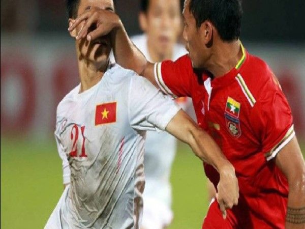 Đánh nguội là gì? Top cầu thủ vi phạm nhiều nhất lịch sử