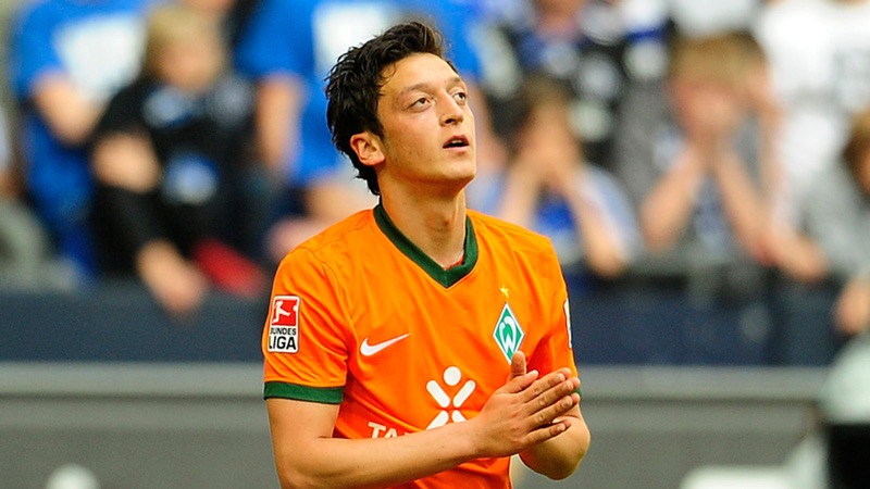 Cầu thủ Mesut Özil đã thể hiện tài năng của mình từ rất sớm. Cầu thủ Mesut Ozil - Nạn nhân của xu hướng bóng đá