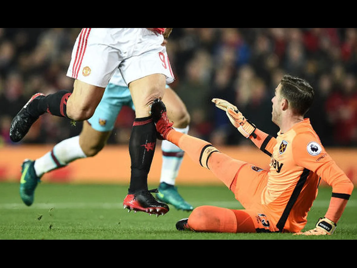 Vùng trượt trong bóng đá là gì? Xoạc là gì? Cách để xoạc bóng chính xác mà không phạm lỗi