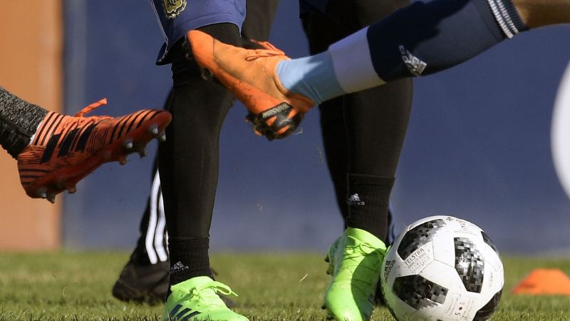 Cách chọn giày đá bóng phù hợp với từng mặt sân