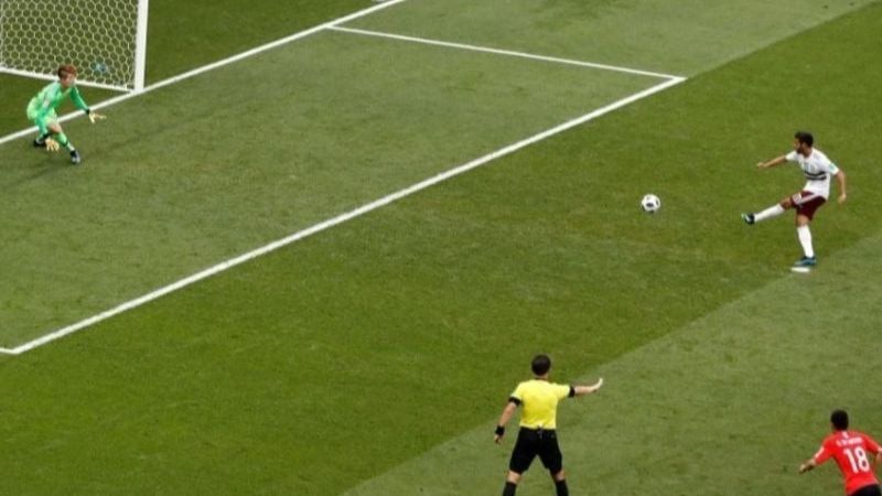 Người mới chơi bóng thường mắc lỗi khống chế và chuyền bóng