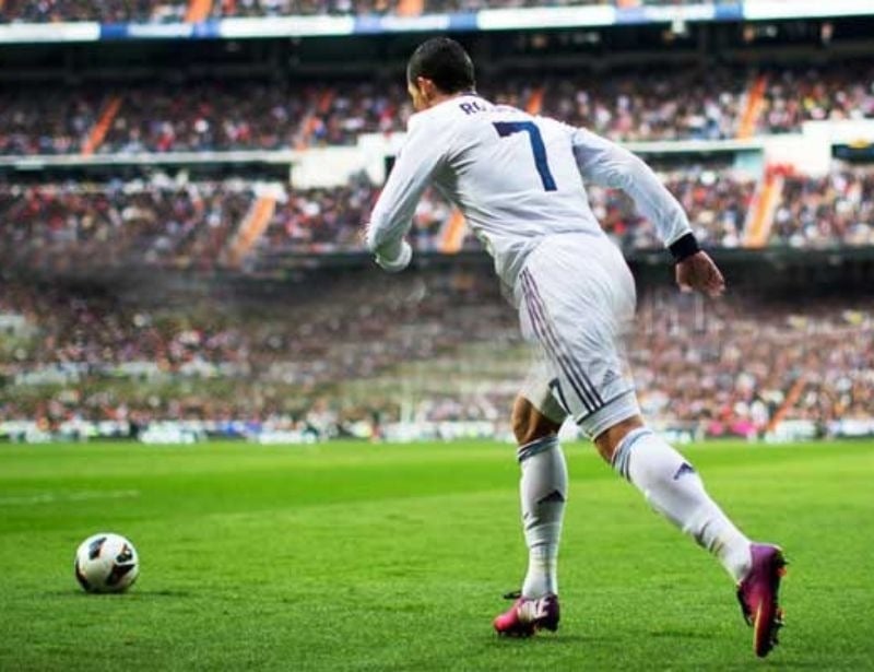 Nã Đại Bác Là Gì? Hiện Tượng Sút Xa Đỉnh Cao Trong Bóng Đá