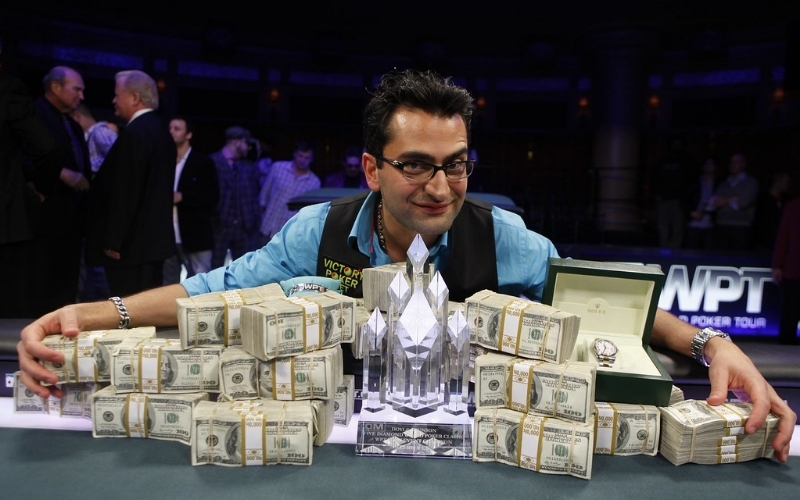 Antonio Esfandiari biểu diễn kỹ thuật múa phỉnh trên bàn Poker
